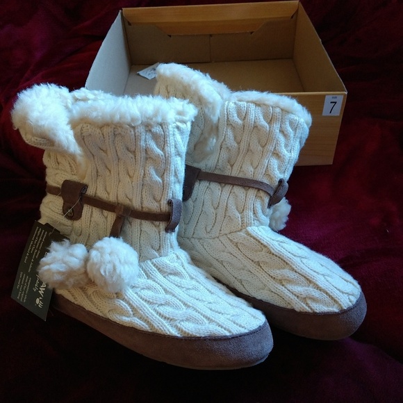 BearPaw Shoes - ❄️🎄🎀 Bear Paws! Cozy NWT size 7 ❄️🎄🎀